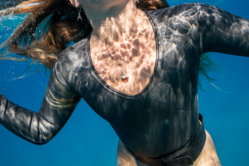 Underwater model + mama tako close