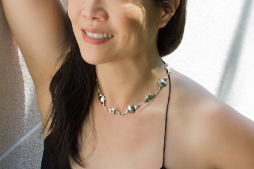 manta link necklace on model